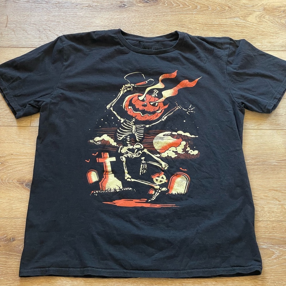 Hot Topic graphic tee with Halloween print. Men’s size Medium.